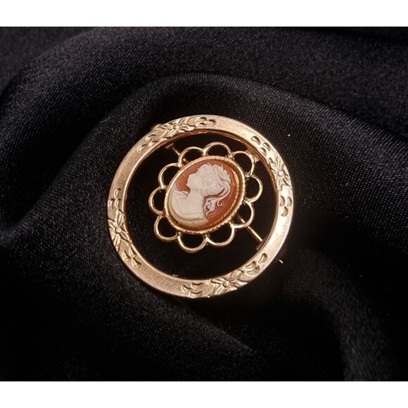 Vintage Gold-Tone Resin Cameo Brooch With Floral Detailing & Scalloped - Picture 3 of 5